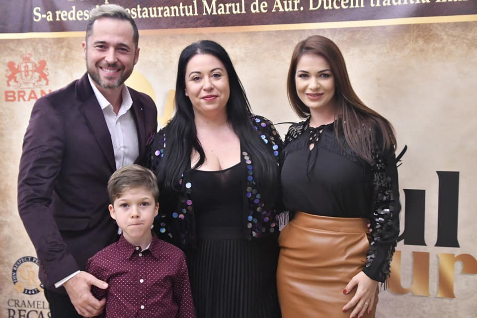 Oana Roman, fotografiată complet goală într-un prosop de baie