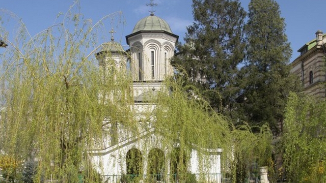 Bisnita in toata regula la o manastire din Bucuresti! Ce s-a ajuns sa se vanda pe fata in curtea unui lacas al Domnului!