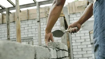 Un muncitor a fost gasit mort pe un santier din Timisoara. Cel mai probabil barbatul a suferit un infarct