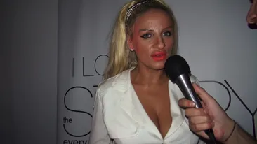 Sanziana Buruiana a comis-o la un eveniment monden. A iesit din casa cu parul ravasit, ruj pe nas si nasturii sariti