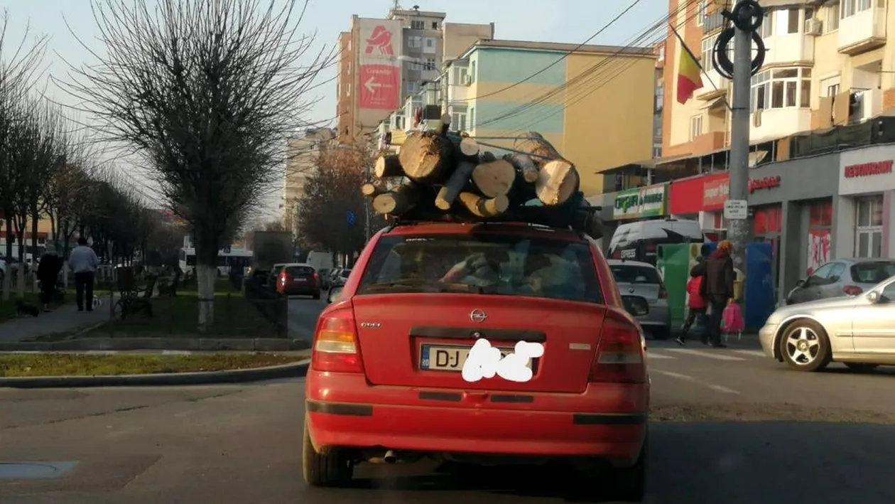 Să vezi și să nu crezi! Un craiovean transportă lemne de foc pe plafonul mașinii
