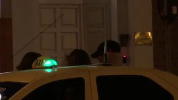 Se distreaza cu doua brunete in club, insa se duce singur acasa. Vezi aici cum si-a facut de cap Virgil Iantu!