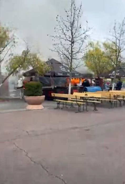 Incendiu la un târg de Crăciun din Capitală! O căsuță din lemn a aras ca o torță
