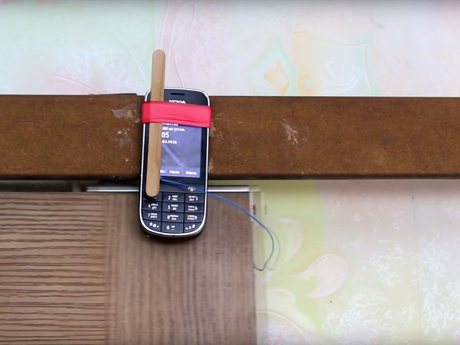 VIDEO. Cum să-ţi faci o alarmă pentru locuinţă folosind un simplu telefon. Este uimitor de SIMPLU!