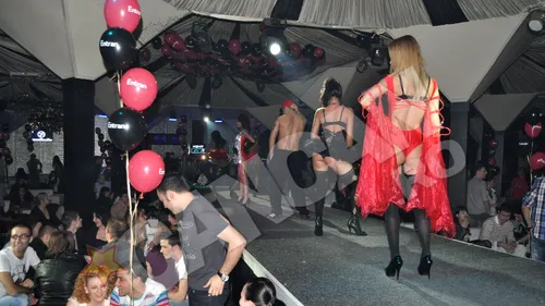 Gina Pistol a impartit stimulente sexuale si a cantat Regrete pe scena,alaturi de Giulia feat. DJ Project, in club Princess!