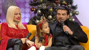 Anda Adam, prima apariție televizată alături de logodnicul și fiica ei. Micuța Evelin îi spune ”tati” bărbatului