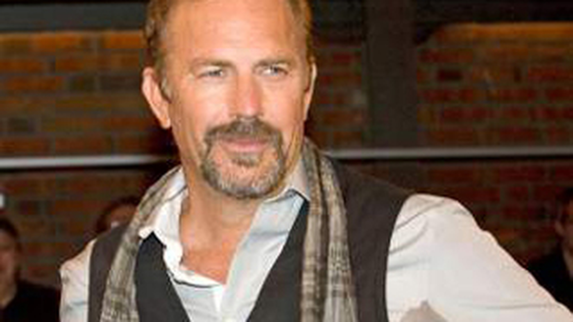VIDEO Kevin Costner se afla in Romania! "V-ati luat tara inapoi acum 20 de ani! Sunteti puternici!"