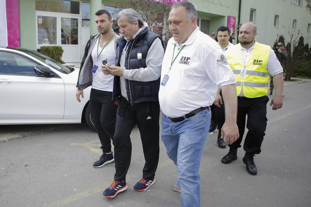 Ilie Năstase merge cu taxiul de când a rămas fără permis