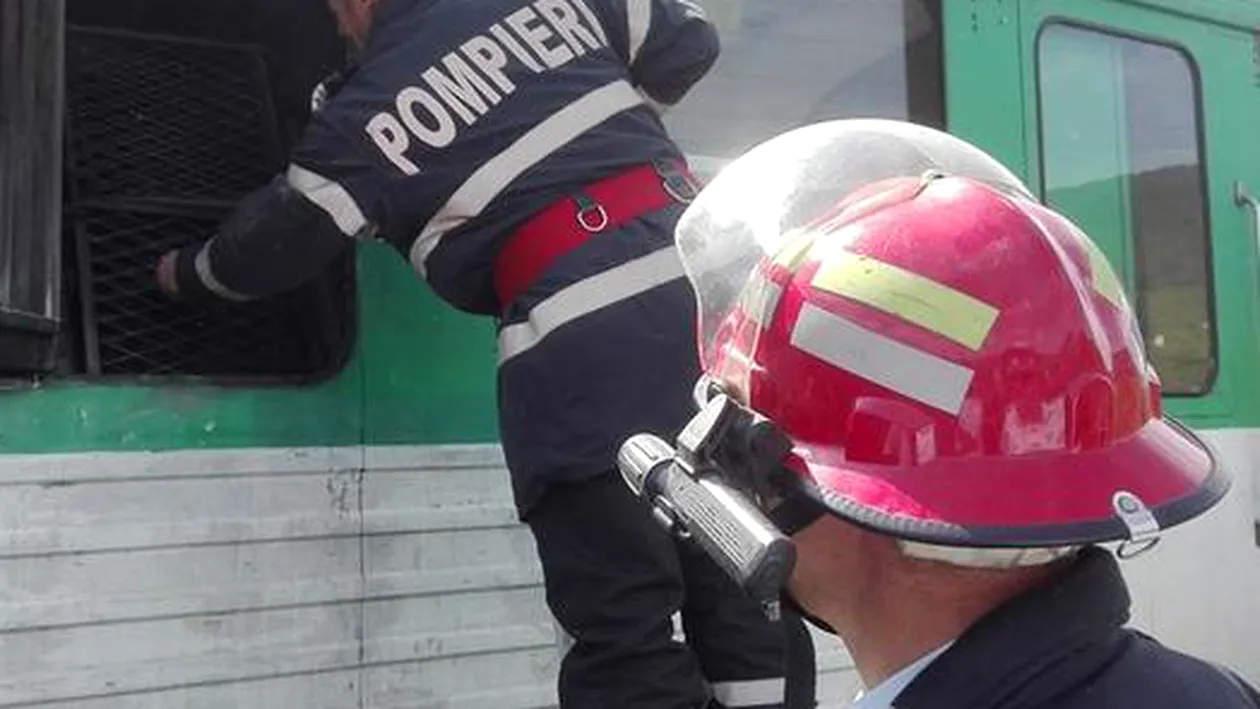 Tren în flăcări în apropiere de Buzău! Pompierii au intervenit
