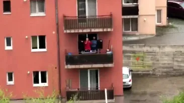 Un clujean a scos boxele pe balcon și a dat muzica la maximum! Vecinii au reacționat, dar nici prin cap nu-ți trece ce au făcut polițiștii