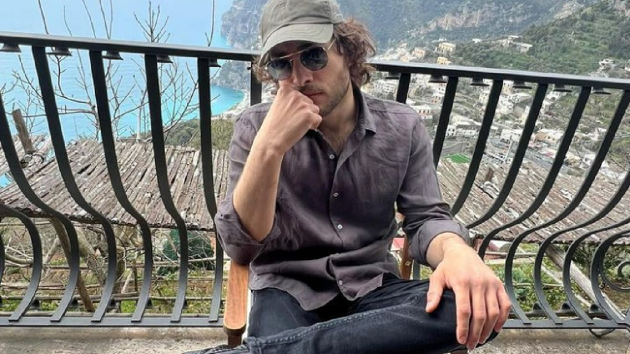 Toto Dumitrescu, în club, cu sticla de vin în mână și două domnișoare la braț. Fiul fostului international, apariție-surpriză, la aproape o lună de când a fost internat la Obregia