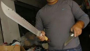 Caz incredibil în Craiova! Un tânăr a fost înjunghiat cu o sabie în apropiere de un club