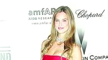 Fotomodel, obligat sa faca armata