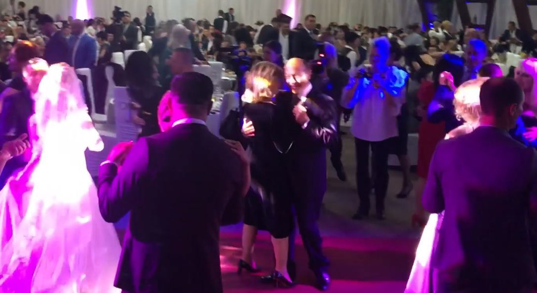 Maria Băsescu vs. Elena Udrea, la nunta cu 7.000 de invitaţi! Ce ţinute au ales fosta primă-doamnă şi blonda de la Cotroceni