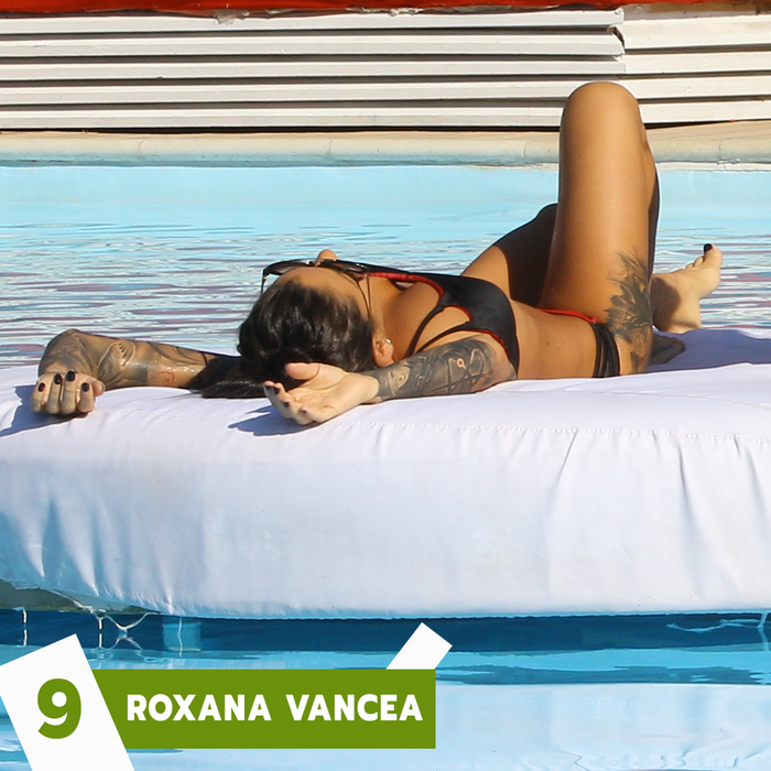 Top 30 sexy-vedete în poziții bizare la plajă! Ce locuri ocupă Laura Cosoi, Sylvia și Daniela Crudu