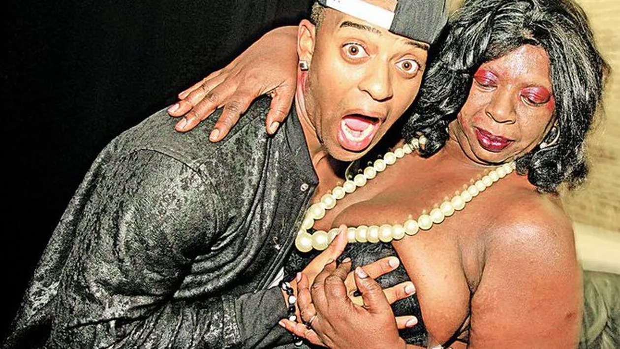 Colegii i-au facut o surpriza cu greutate lui Oritse, de la trupa JLS. Striptease cu Coana Mare