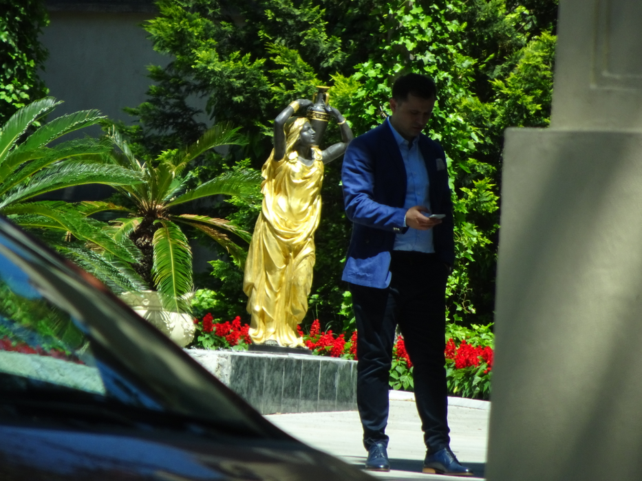 Transferul lui Kamer Qaka la FCSB s-a făcut cu scandal. Tatăl și impresarii mijlocașului s-au contrat pe durata negocierilor