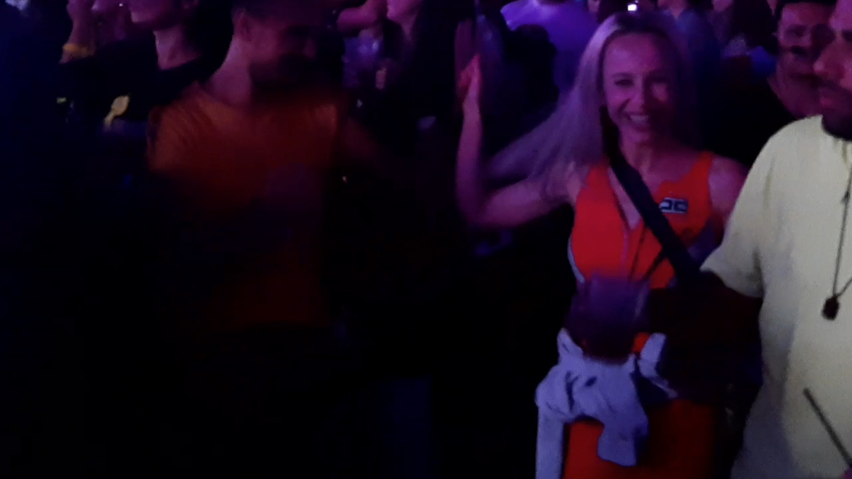 Sandra Izbașa, piruete erotice la un party ”pe vechi”