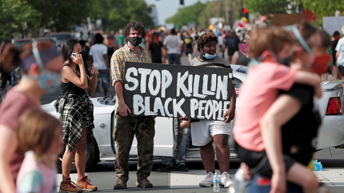 America este cuprinsă de proteste violente! Manifestații active au loc în 32 de orașe americane. Mulțimea scandează împotriva lui Donald Trump