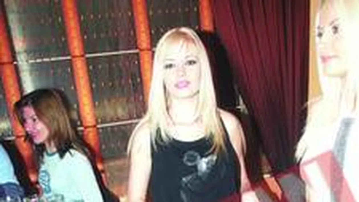 Alina, ex-A.S.I.A., gesturi obscene cu Mircea Radu