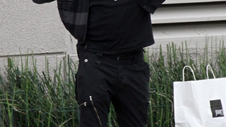 Ce plictiseala pe David Arquette! A cascat si s-a scarpinat in plina strada!