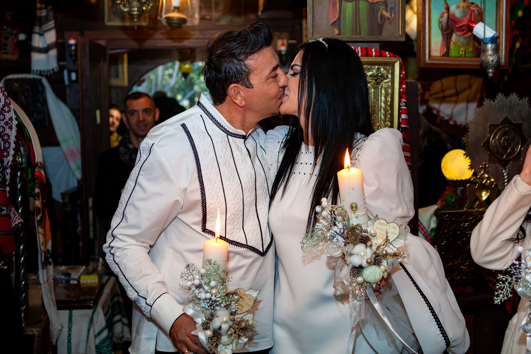 Alexandru o sărută pe soția lui, Lavinia (Foto: arhiva personală)
