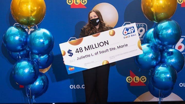 A câștigat la loto 30 de milioane de dolari, la doar 18 ani! Tânăra achiționase pentru prima oară un bilet