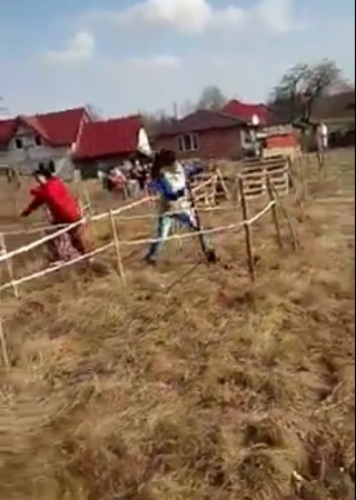 Exatlon made în România! O familie din Maramureș și-a amenajat în grădină o copie fidelă a circuitului din Republica Dominicană