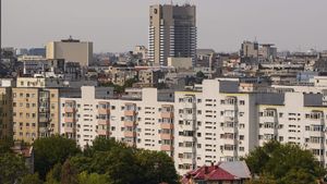 Soarta blocurilor comuniste din România îi sperie pe proprietari. Ce spun românii despre clădirile vechi de peste 50 de ani