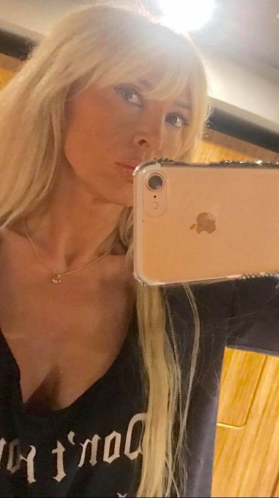Maya, sexy-patroneasa MedLife, este noua "Regină a selfiurilor" din lumea bună