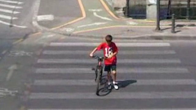 Ce a putut sa pateasca un tanar din Romania care a traversat pe bicicleta trecerea de pietoni: politistii l-au pedepsit GRAV!