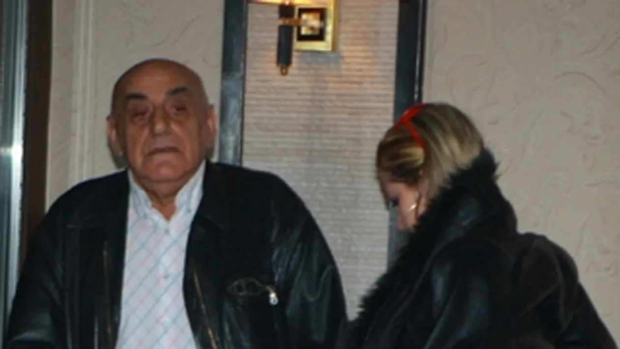 S-a imbracat ca pentru caminul cultural! Tinuta de seara marca Oana Lis: trening si sandale