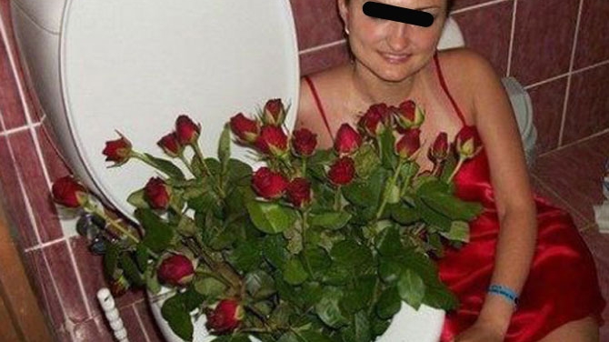 Poza care te va face sa urasti 8 Martie pe viata! Taranca asta si-a pus buchetul de trandafiri in WC pentru ca a primit prea multi si nu avea vaza