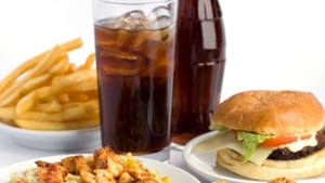 Femeie nervoasa! I-a batut pe angajatii unui fast food pentru ca nu i-au dat mancarea dorita