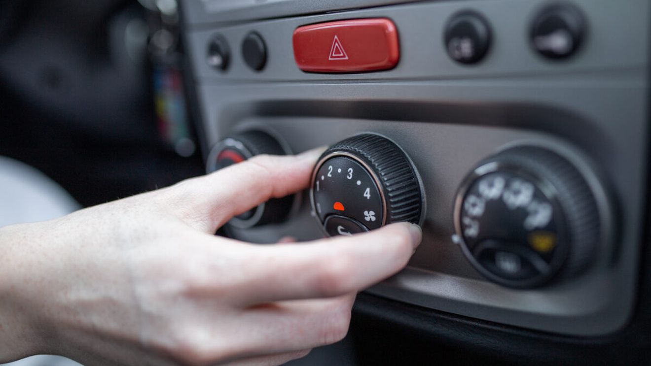 Trucul care te ajută să faci față căldurii în trafic, dacă nu ai aer condiționat. Este rapid și eficient