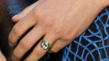 A aparut in galerie la un meci cu un inel de logodna cat casa! Vedeta care a fost recent ceruta in casatorie