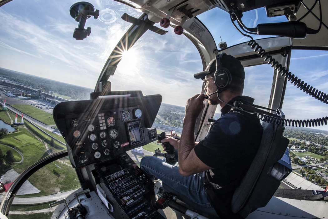 Pilotul Red Bull Stratos Felix Baumgartner din Austria ca pilot de elicopter în timpul zilei de calificare la cea de-a opta etapă a Campionatului Mondial Red Bull Air Race de la Indianapolis Motor Speedway, Statele Unite, pe 14 octombrie 2017. Foto: Profimedia