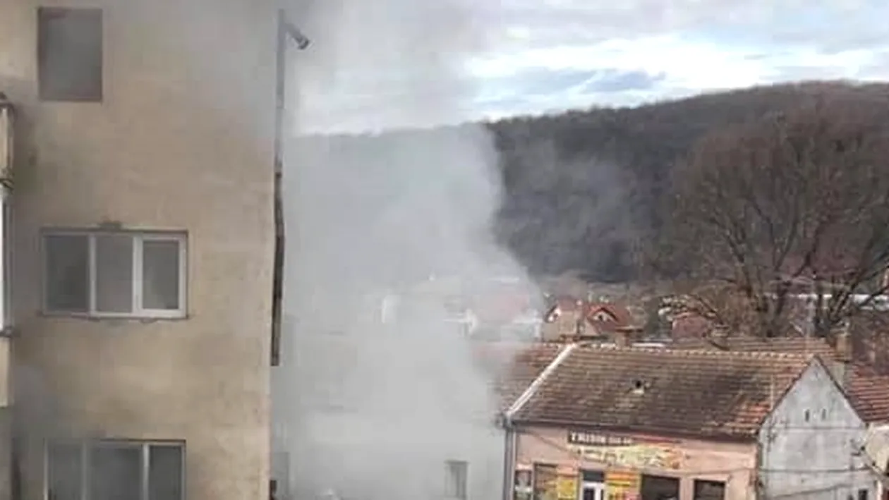 Incendiu puternic în Beclean, județul Bistrița. 30 de persoane au fost evacuate: ”Arde pe o suprafață de aproximativ 100 mp”