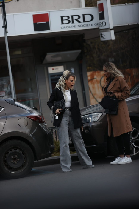 Amna și Adina Halas continuă în stradă discuția din restaurant (Foto: CANCAN.RO)