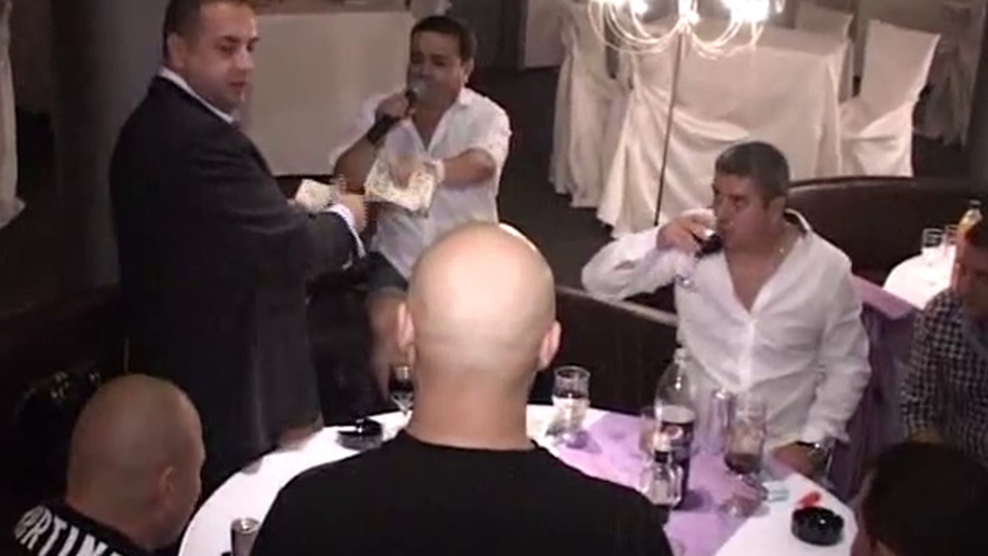 Tot asa o fi primit si Cruduta?! Uite cum il umple Leo de la Strehaia de bani pe Adi Minune - 5 minute fara sa se opreasca ii decarteaza milioane