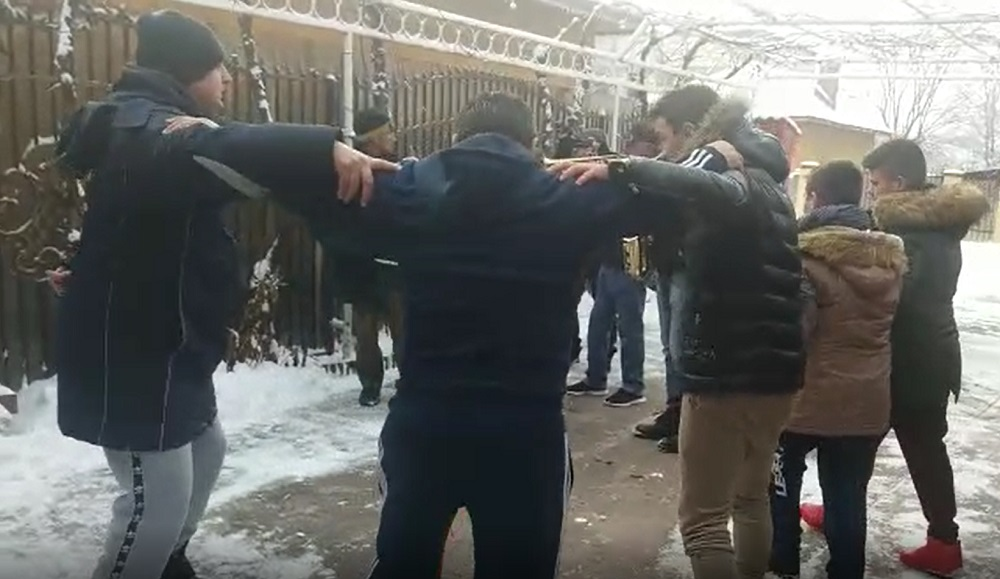 "Iordănitorii" încing o horă după colind