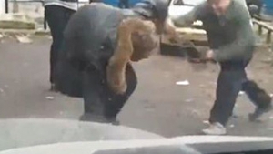 VIDEO Asa bataie nu ai mai vazut de mult! Uite cum isi face dreptate un batranel dupa ce a fost agresat de un betiv!