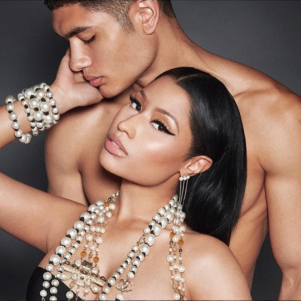 NICKI MINAJ continuă să şocheze! A făcut un pictorial înconjurată de… bărbaţi dezbrăcaţi!