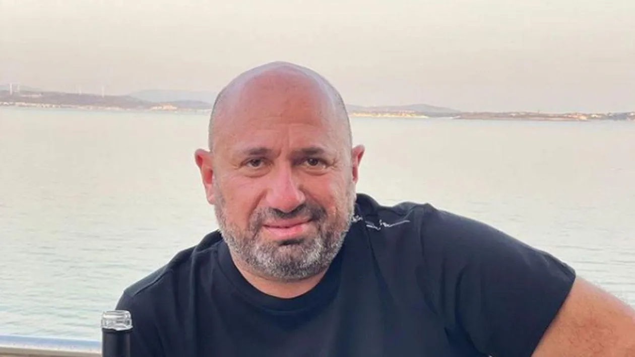 S-a aflat cine ar fi iubita lui Cătălin Scărlătescu, de la „Chefi la cuţite”. Fata apare tot la Antena 1 şi a încercat şi Mihai Bendeac să se cupleze cu ea