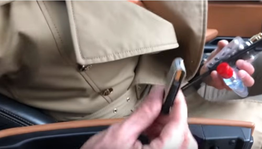 Ce ține Dorian Popa în torpedoul BMW-ului! Un pistol așezat pe Biblie: „Una e să te aperi, alta e să-ți bați joc de viața ta!”