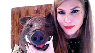 Corina a primit un cadou mai diferit de ziua ei: un cap de porc mistret!