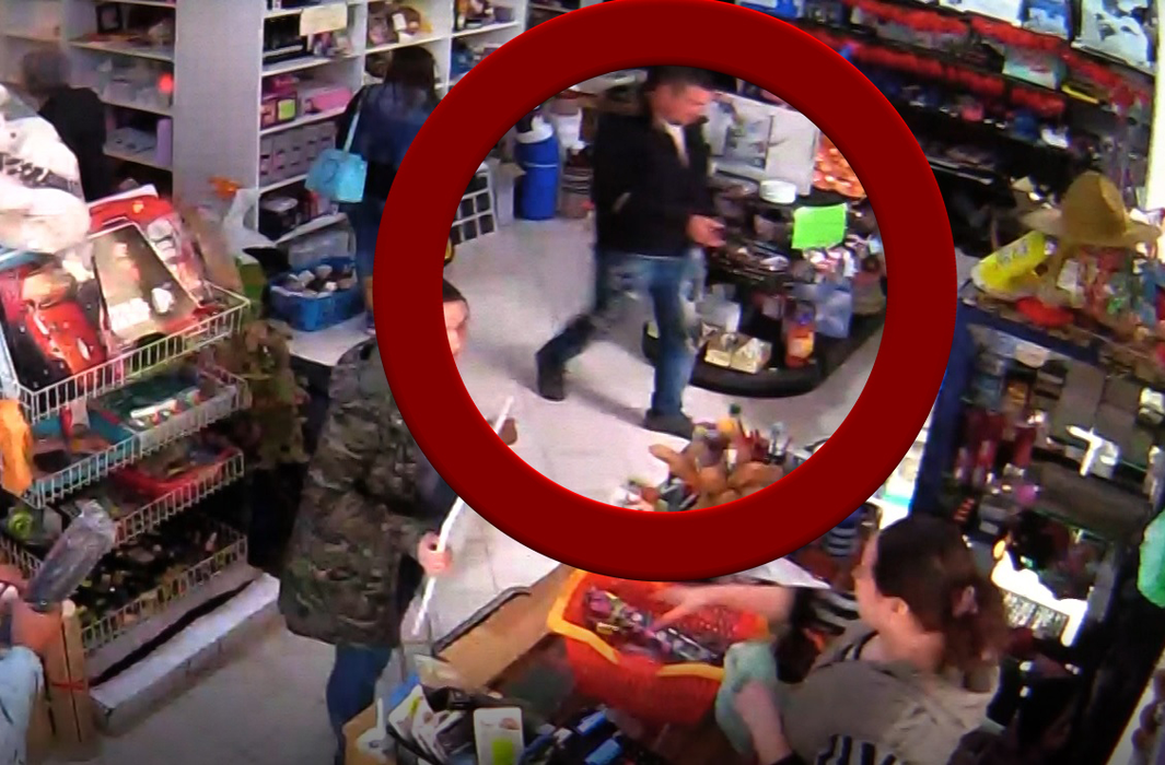 Suspectul, înainte de o îmbrânci pe vânzătoare și a ieși din magazin, în fugă