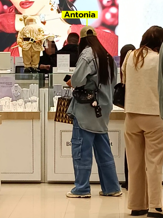 Antonia, iubita lui Alex Velea, singură la mall
