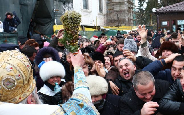 Pe 6 ianuarie, de Bototează, credincioşii se înghesuie pentru a lua agheasmă