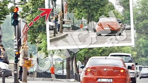 Serban Huidu pare ca nu a invatat nimic din tragedia in urma careia au murit trei oameni. Trece pe rosu si calca linia continua!